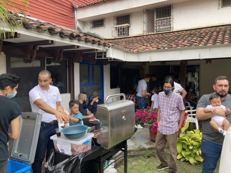 Equipo preparando el asador
